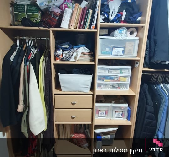 ארון עץ עם מדפים ומגירות מלאים בחפצים שונים